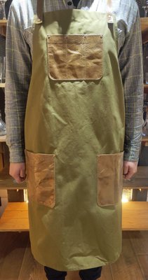 Фартук тканевый цвета хаки с кожаными светло-коричневыми карманами ap0044 фото