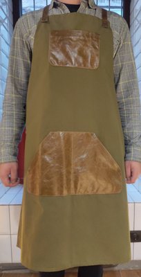Фартук тканевый цвета хаки с косыми кожаными светло-коричневыми карманами ap0045 фото